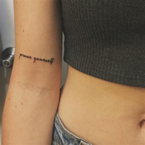 scritta tatuaggio braccio|Tatuaggio braccio uomo e donna: piccoli, scritta,。